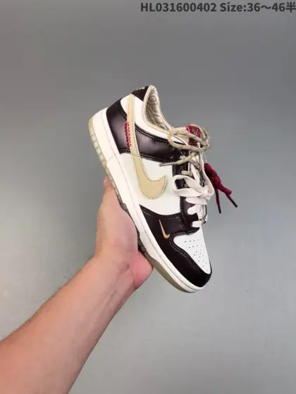 集合 郑钦文同款❗️Nike Dunk Low "Year Of The Snake Chinese New Year Cny" 耐克 SB 低帮 蛇年限定白金红 男女同款防滑耐磨低邦板鞋 以白色、酒红色为主调,清新脱俗,鞋面主体为白色皮革,搭配酒红色的装饰及细节部分;鞋身两侧Swoosh Logo及后跟处也以酒红色搭配,鞋舌标签是重要设计亮点,采用特殊材质与工艺,有蛇纹点缀,还印有金色Nike Swoosh Logo,鞋侧点缀Mini Swoosh Logo,精致小巧,与主鞋色相呼应;部分款式鞋侧有红色缝线.采用生胶外底,视觉上与鞋面形成对比,增加街头气息,也提升了鞋子的防滑与耐磨性能.内衬有独特质感,与外部设计相呼应,部分款式鞋舌内衬带有金色葫芦、寿桃等图案,极具新年限定辨识度. 货号:HV5991-171 编码:HL031600402 半